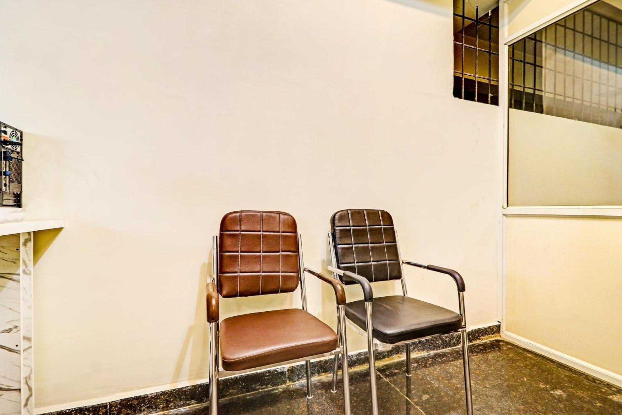 Oyo Happy Stay Hotels Haiderabad Buitenkant foto